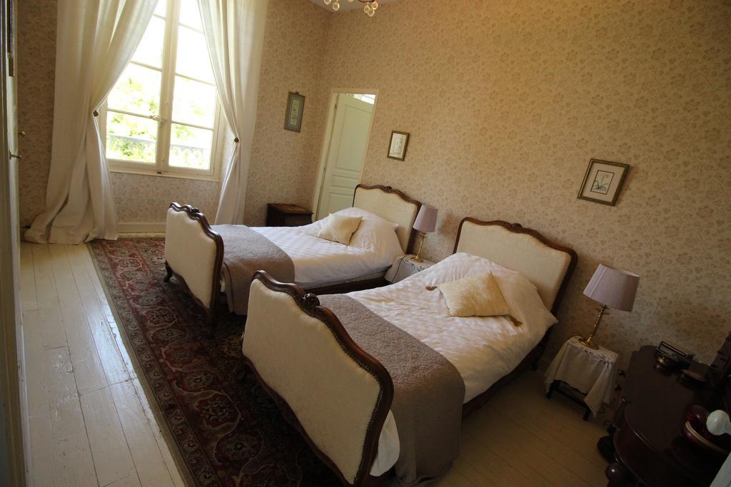 Manoir Angle Bed and Breakfast Blanzay-sur-Boutonne Værelse billede